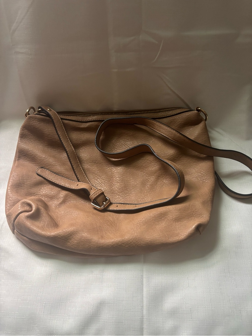 Classic Tan Leather Shoulder Bag with Adjustable Strap